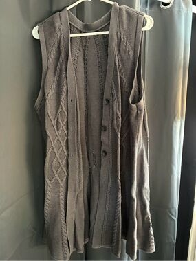 Sleeveless Cable-Knit Cardigan Vest in Gray -